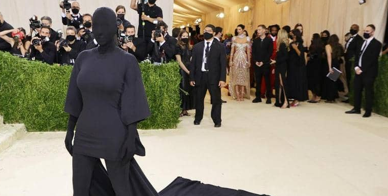 كيم كارداشيان تظهر بشكل مرعب خلال عرض أزياء